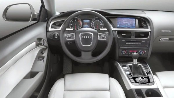 При версии със сервоусилвател на волана, след 120 000-150 000 км, може да се появи характерен скърцащ или хрущящ шум при завъртане на волана, както и усещане за тежко управление при ниски скорости. Помпата на сервоусилвателя често започва да бръмчи, особено когато двигателят е топъл.

Версиите с EPS, инсталирана след 2013 г., имат различни симптоми: на таблото могат да се появят съобщения за грешки, а воланът понякога може да загуби обратна връзка.

Какво да се направи

Причината за повечето оплаквания, свързани с кормилното управление, е ръждясалата напречна греда на вала, която е изложена на замърсявания и влага. Тя може да се смени отделно, без да се докосва целият вал. Ако проблемът е в помпата, смяната на течността и промиването на системата помагат.

В случая с EPS, често срещана причина е дефектна електроника или фърмуер, което може да се отстрани чрез актуализиране на софтуера на блока за управление.
